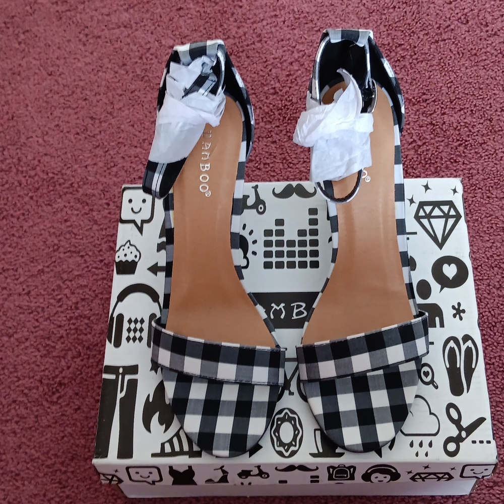 NWOT Bamboo Black/White Ankle Strapped Sandals